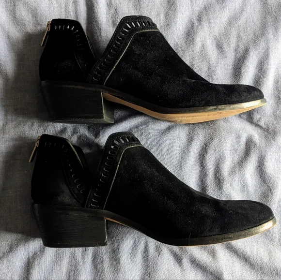 Black Vince Camuto booties. Sz 8.5. Suede like fabric. Gently worn. - Picture 1 of 7